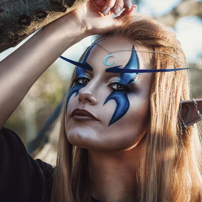 Premium Aquaschminke Blau 14 g mit passendem Schminkschwamm – wasseraktivierbare Gesichtsfarbe mit hoher Deckkraft für Halloween Make-up, Karneval, Fasching, Cosplay, Theater, Bühne, Gothic Look, Totenkopf, Skelett, Zombie, Hexe, Vampir, Teufel, Horror Ko