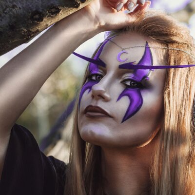 Premium Aquaschminke Violett 14 g mit passendem Schminkschwamm – wasseraktivierbare Gesichtsfarbe mit hoher Deckkraft für Halloween Make-up, Karneval, Fasching, Cosplay, Theater, Bühne, Gothic Look, Totenkopf, Skelett, Zombie, Hexe, Vampir, Teufel, Horror